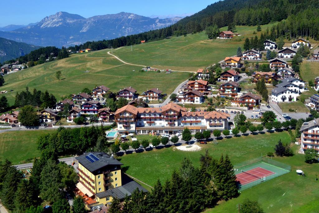 Alpen Hotel Eghel Фолгария Екстериор снимка